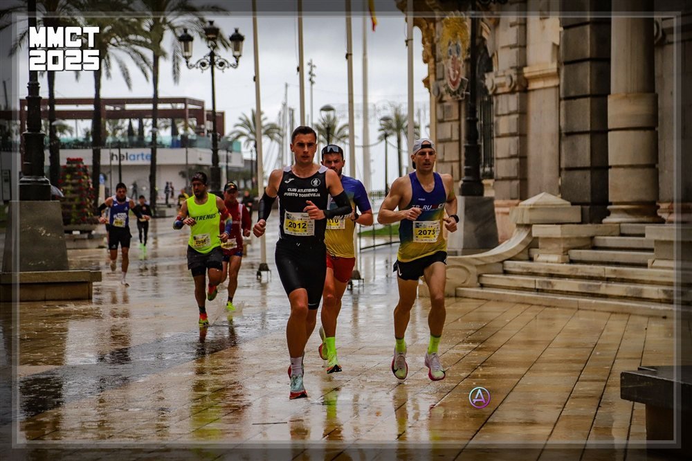 Corredores durante la Media Maratón Ciudad de Cartagena 2025