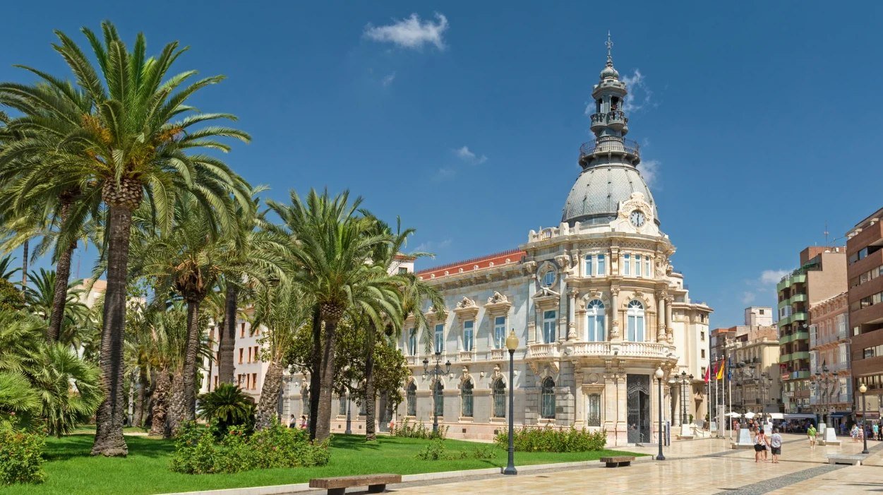 Palacio Consistorial del Ayuntamiento de Cartagena, con palmeras en primer plano
