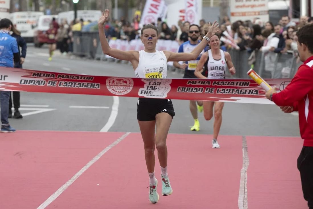 Corredora cruzando la línea de meta de la Media Maratón Ciudad de Cartagena en una edición anterior