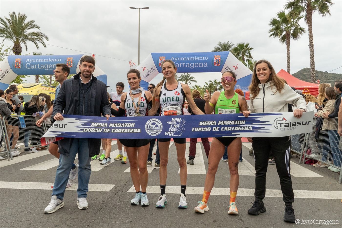 Podio femenino de la Media Maratón de Cartagena 2026, con representantes del Ayuntamiento de Cartagena