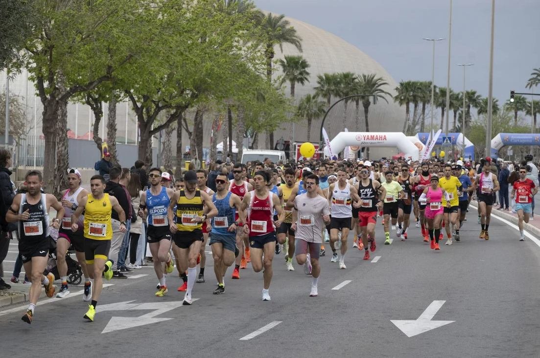 Corredores tomando la salida junto al arco de la prueba, edición anterior
